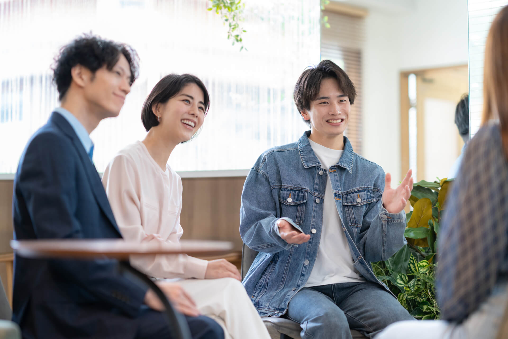 カジュアルな服装のビジネスミーティング