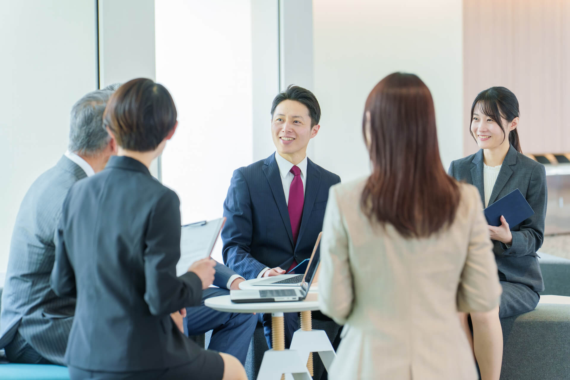 オフィスでの円卓会議の会話風景