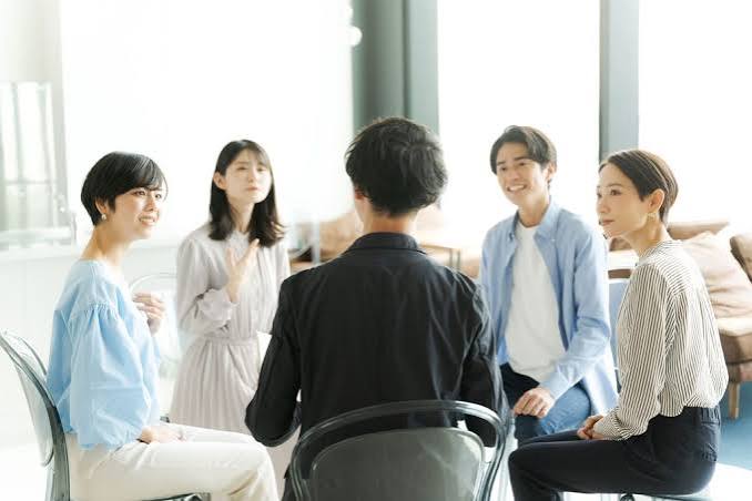 オフィスでのチーム会議の様子
