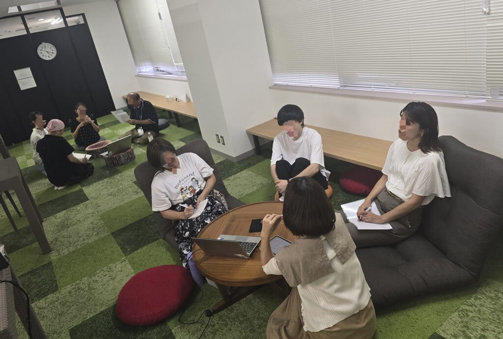 オフィスラウンジでのリラックスした会話