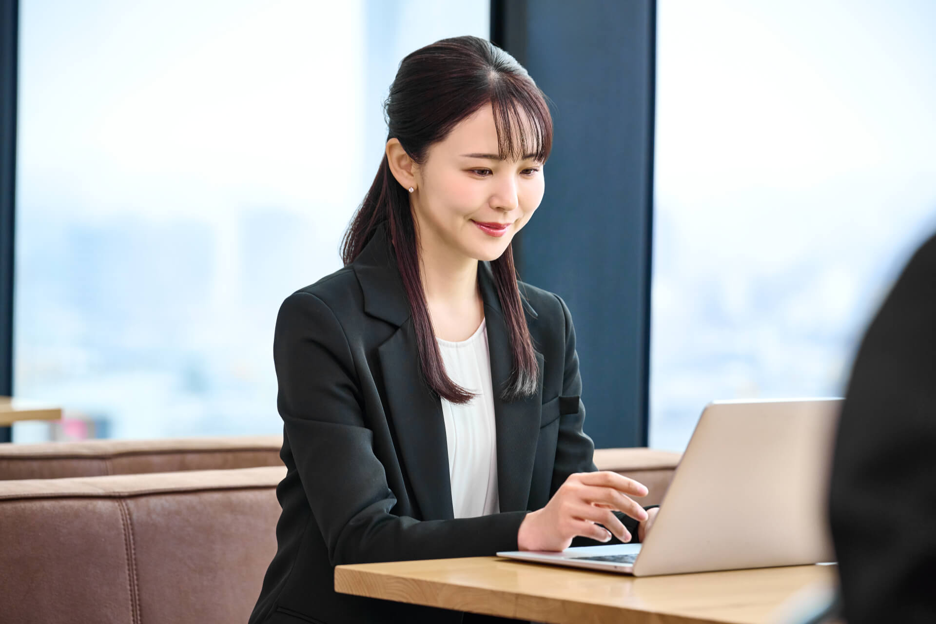 オフィスで働く女性とノートパソコン